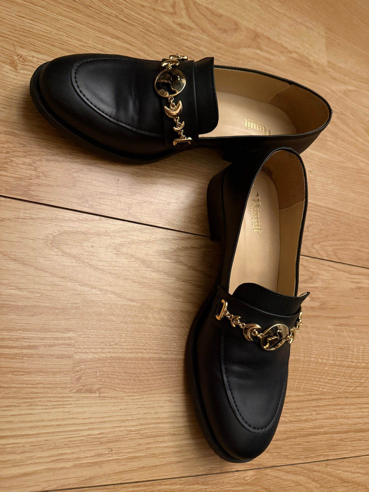 Mocassins noir symbole doré
