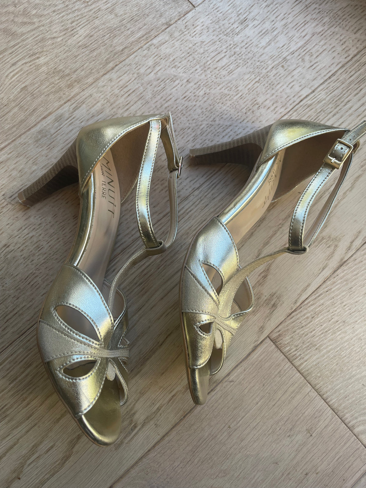 Belles Chaussures à talon dorées