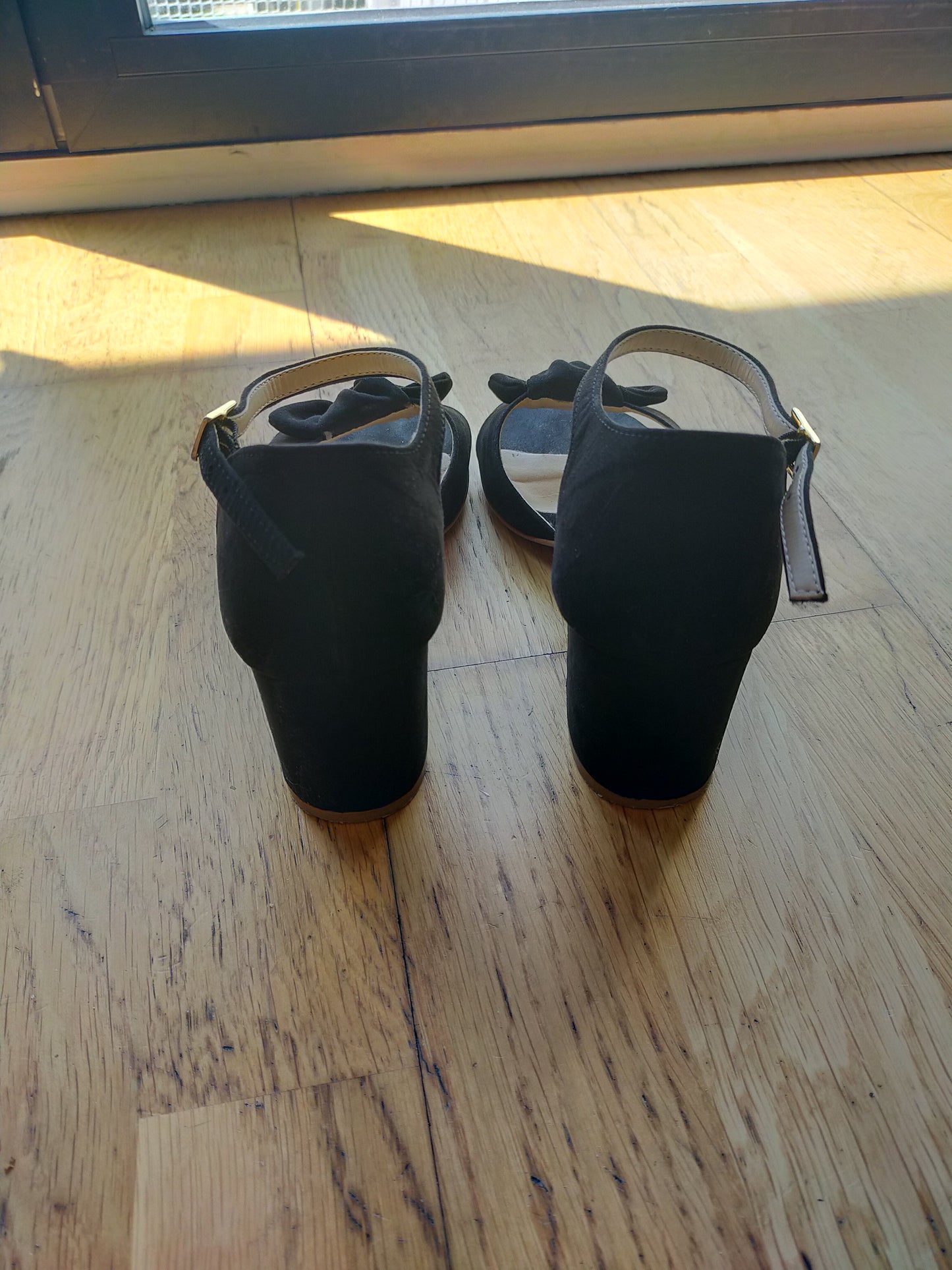 Sandales à talon noir