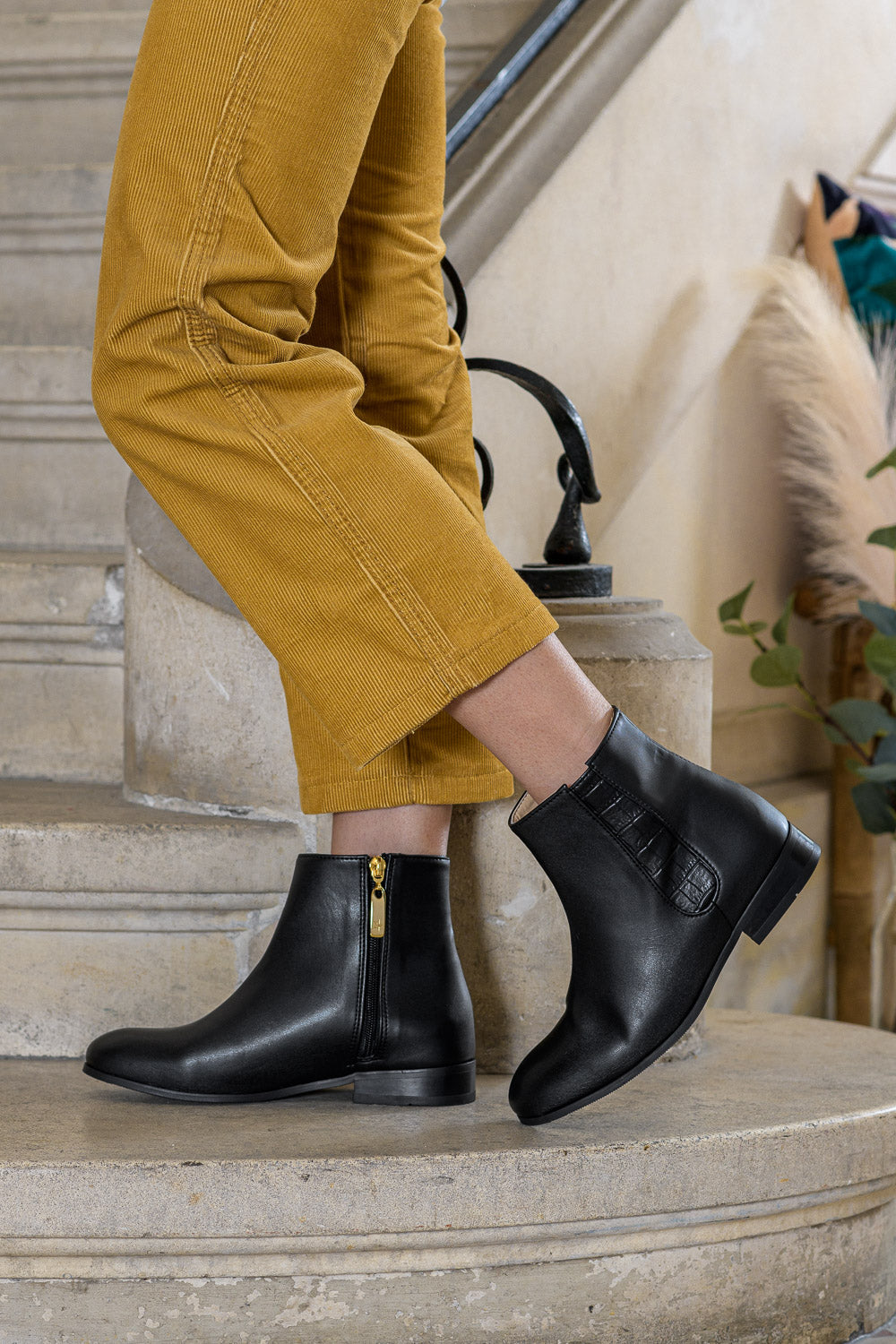 Bottines noires pour femme imitation crocodile vegan écologiques Arezzo Minuit sur Terre