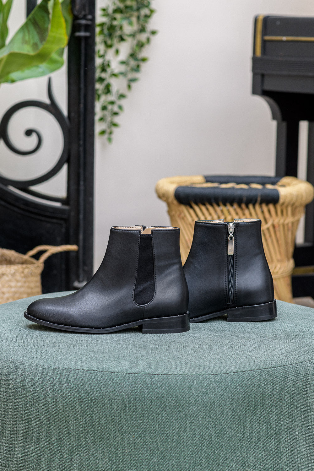 Bottines noires cloutées écologiques vegan pour femme Arezzo Minuit sur Terre