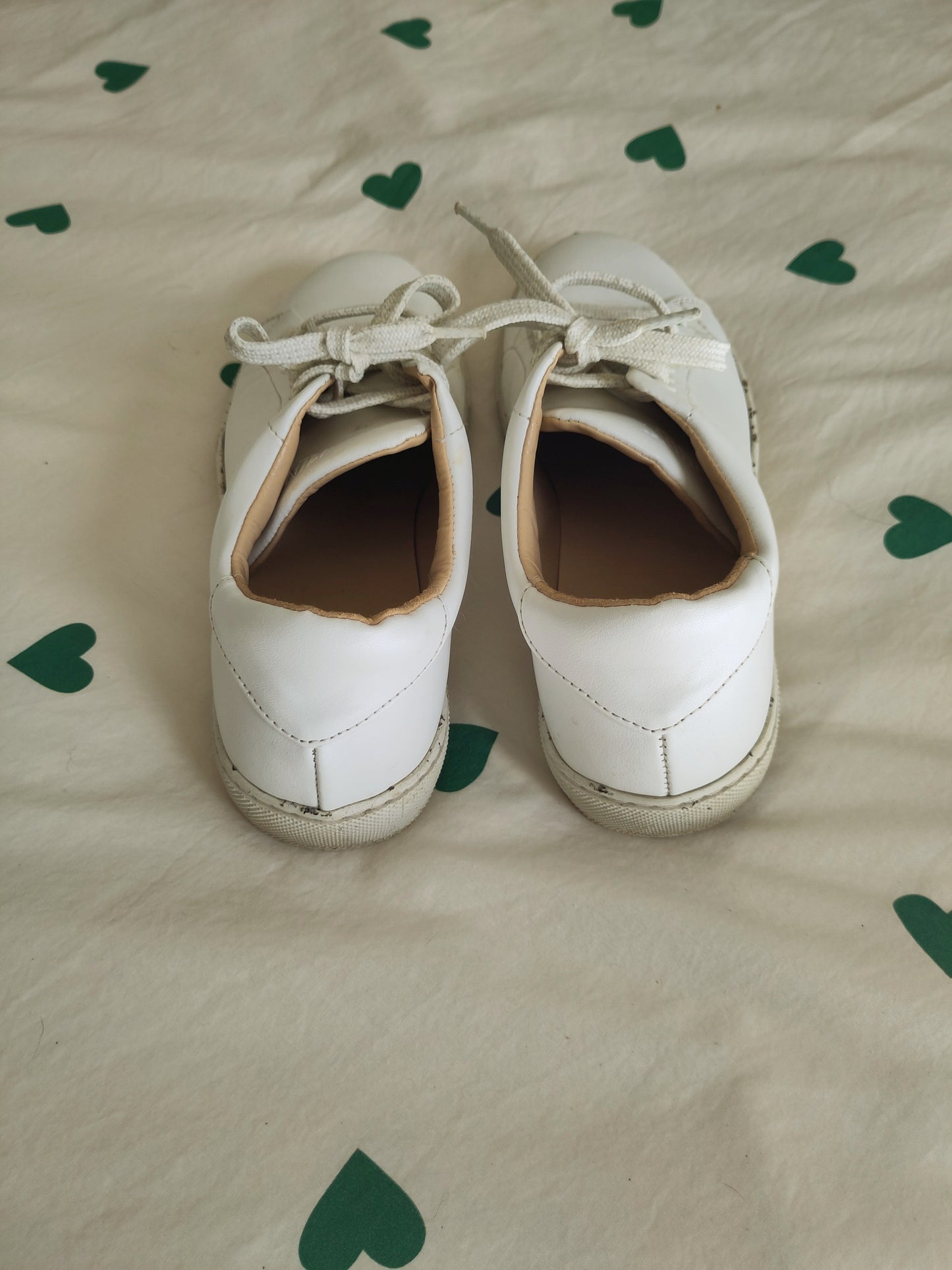 White twirls