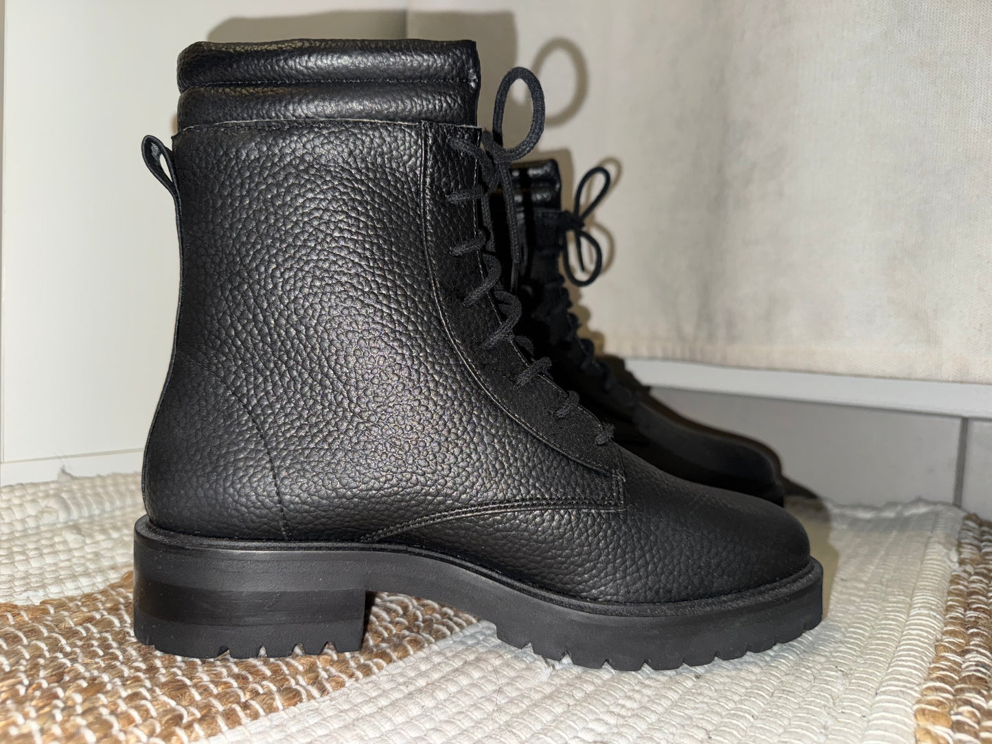 Flat lace-up ankle boots