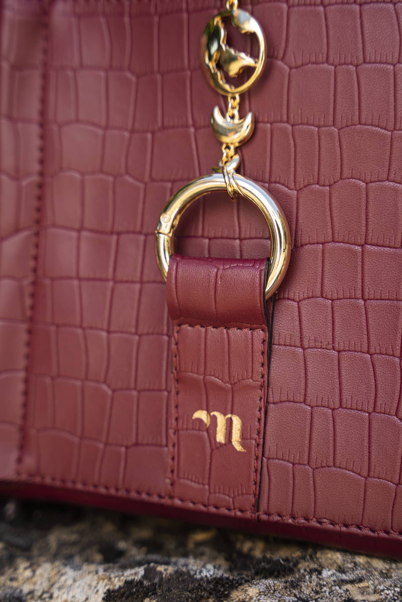 Sac à dos vegan écoresponsable recyclé bordeaux imitation crocodile Falabella Minuit sur Terre