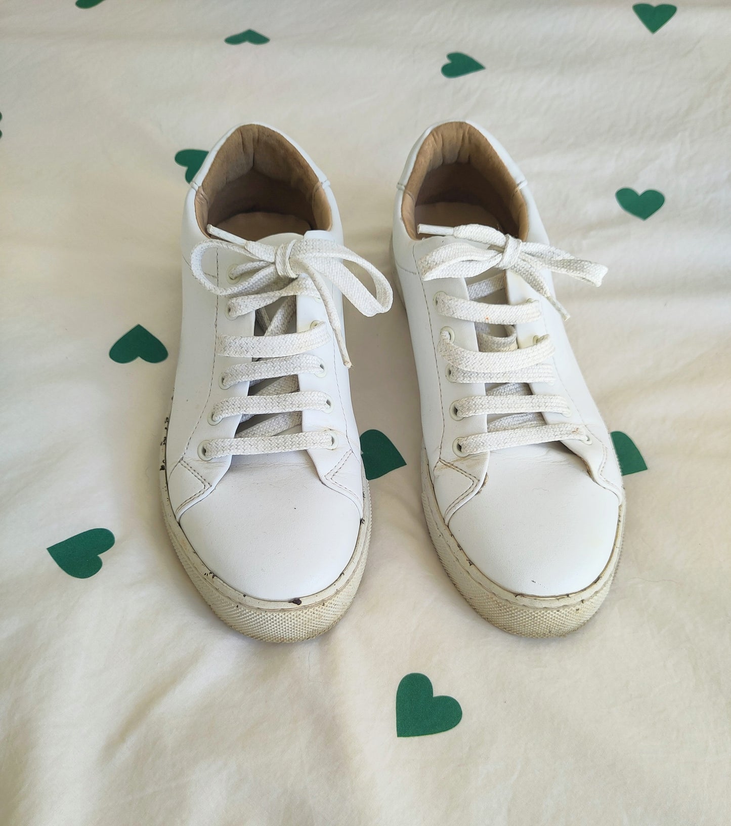 White twirls