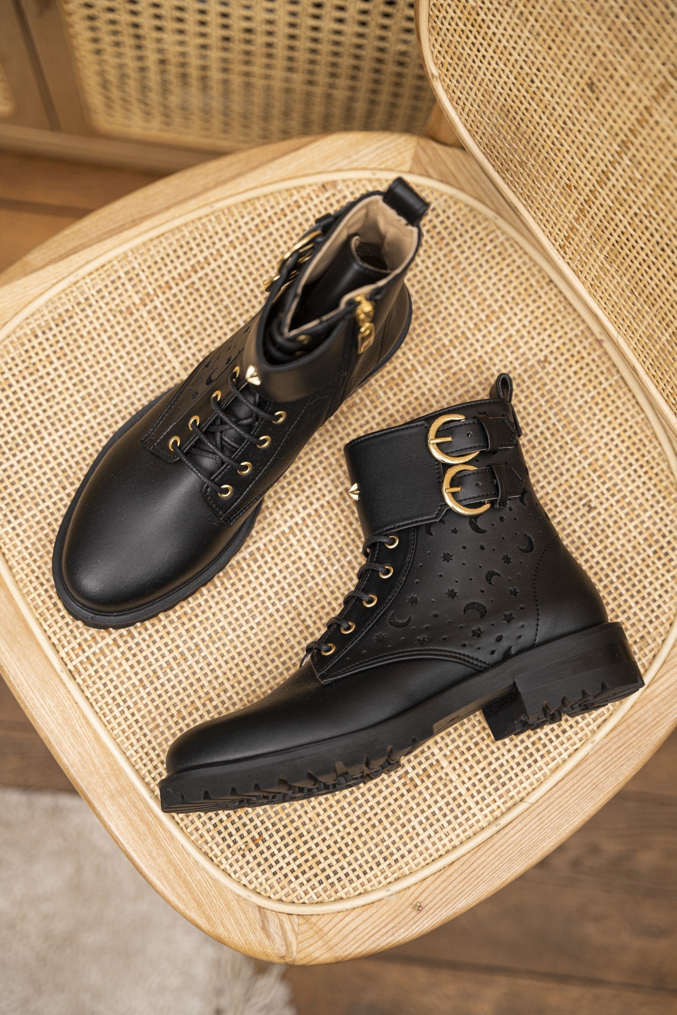 Bottines à lacets vegan noires perforées femme écoresponsables recyclées Bastide Minuit sur Terre