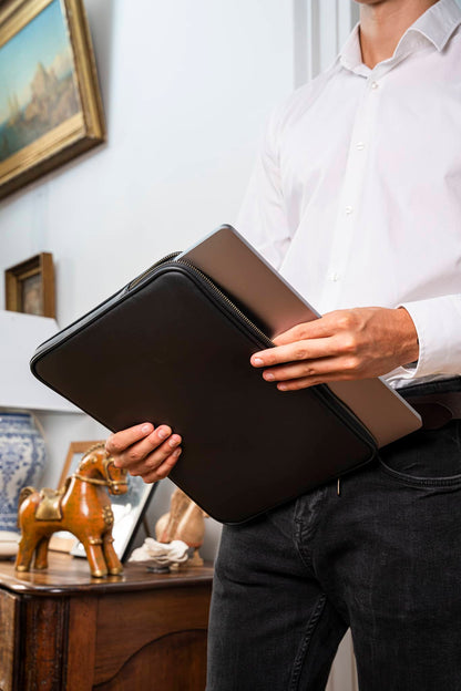 Pochette d'ordinateur noir 13 pouces écoresponsable vegan recyclée Rosa Minuit sur Terre