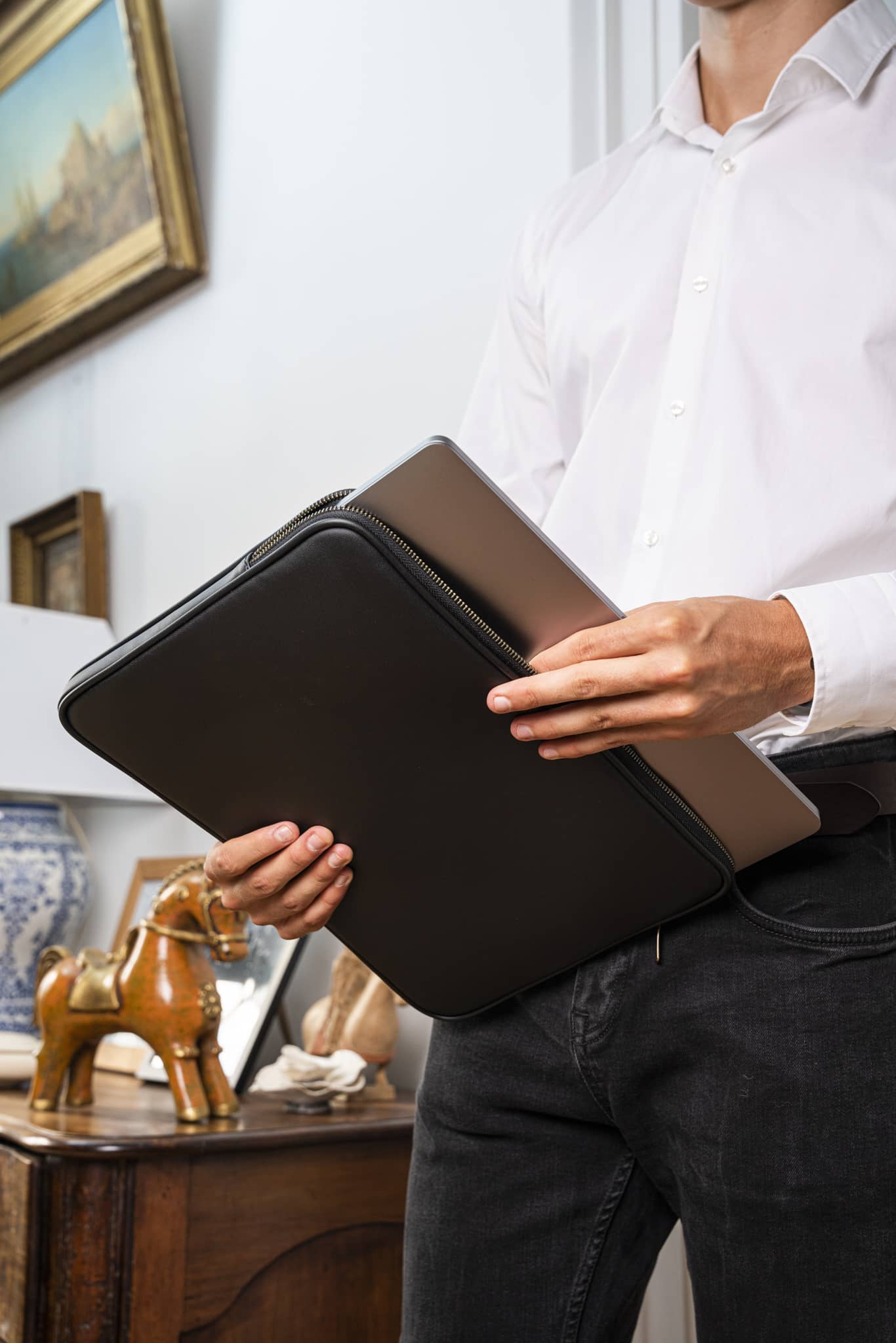 Pochette d'ordinateur noir 13 pouces écoresponsable vegan recyclée Rosa Minuit sur Terre