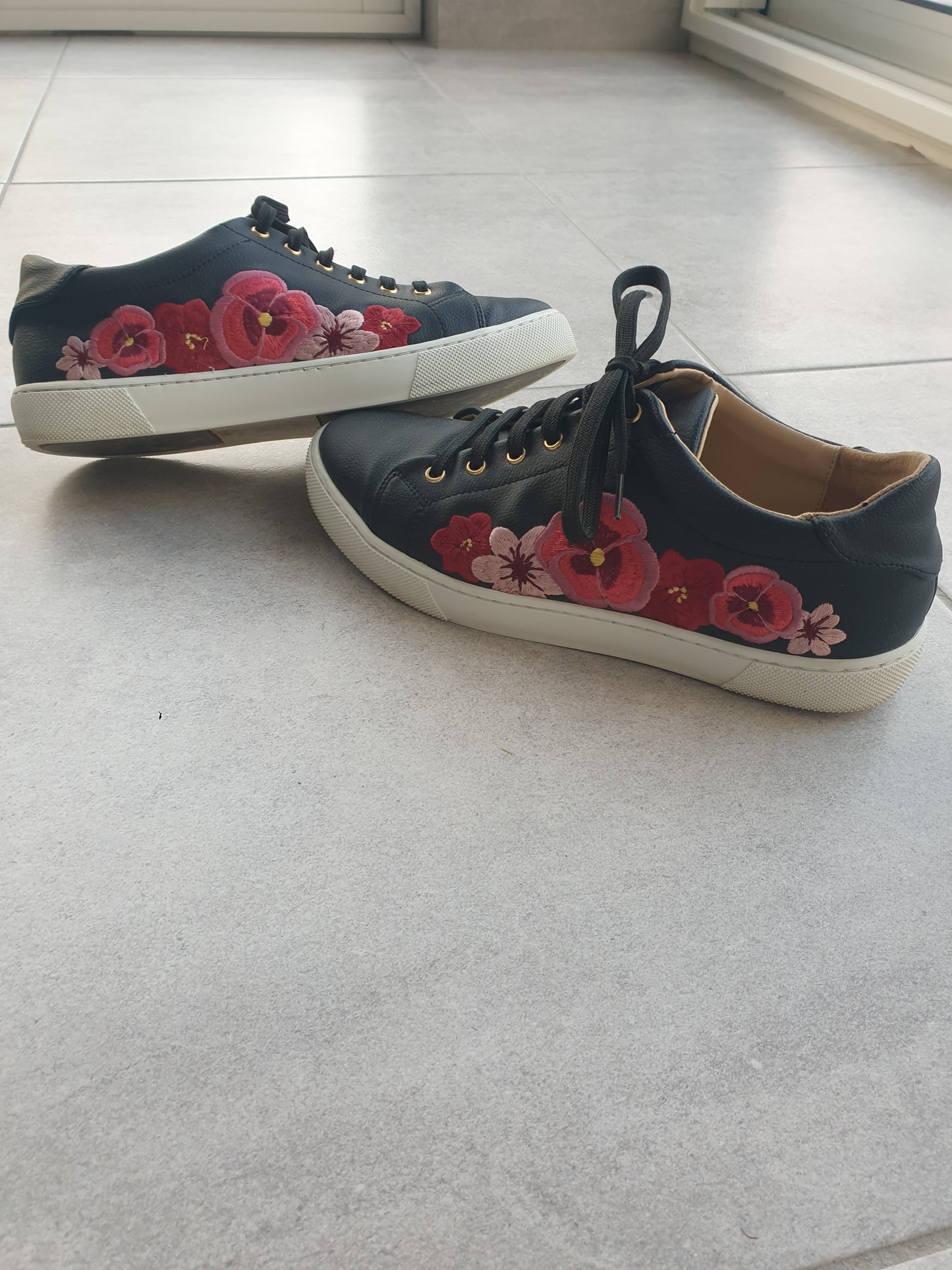 Baskets Virevolte noires avec fleurs rouges