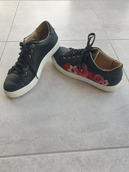 Baskets Virevolte noires avec fleurs rouges