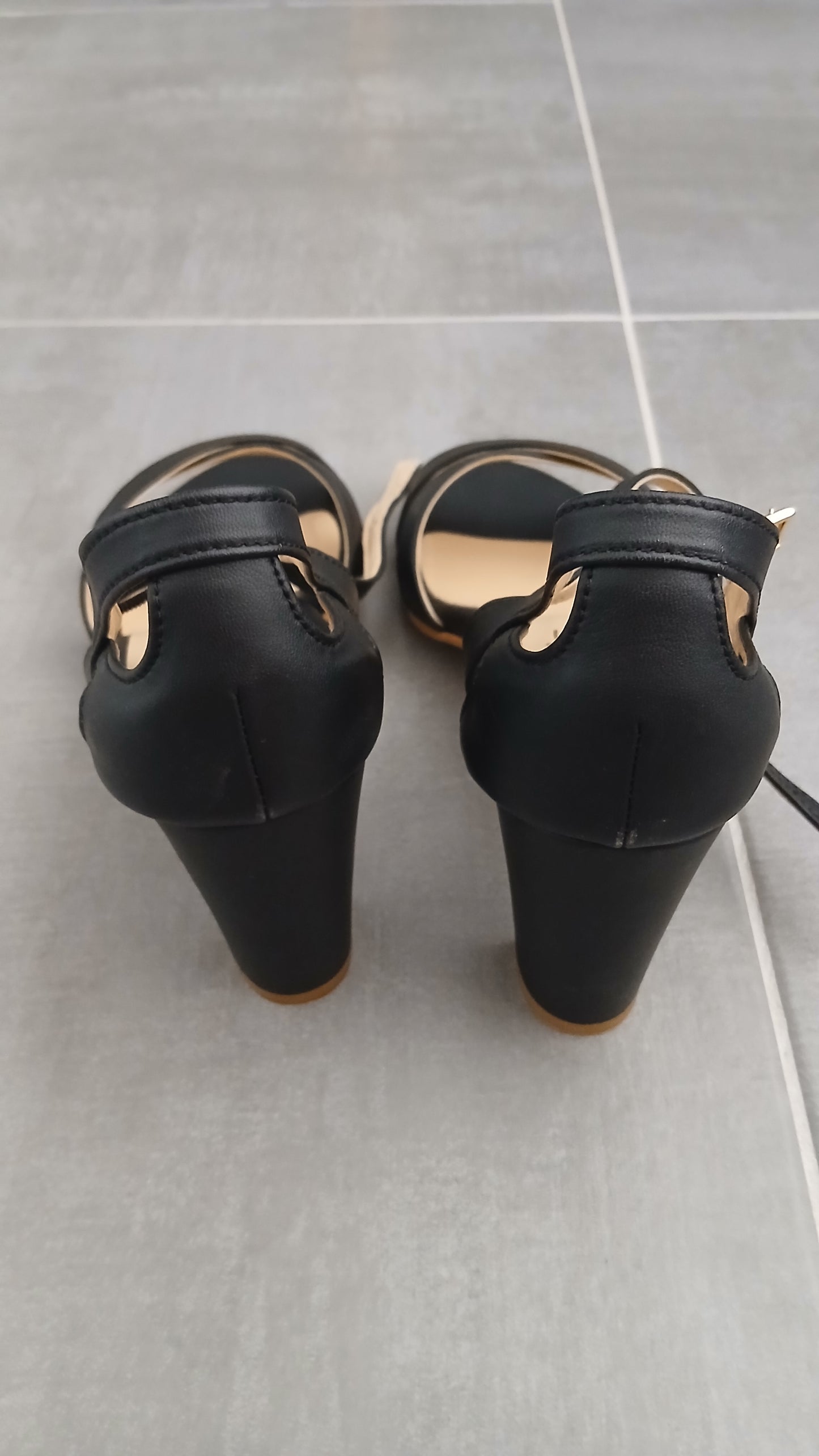 Ulysse Noir, taille 39 (chaussures ouvertes à talons)