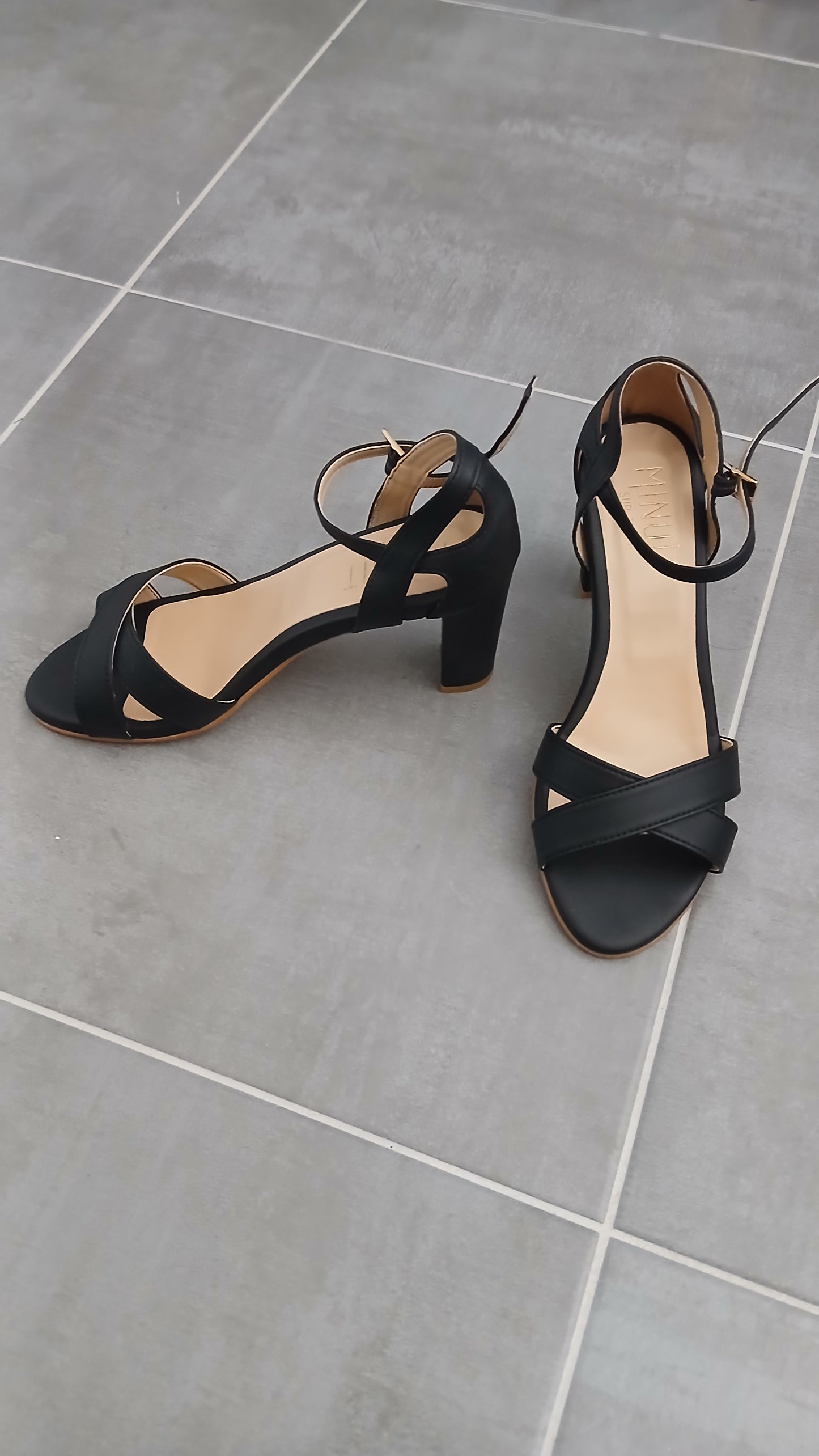 Ulysse Noir, taille 39 (chaussures ouvertes à talons)