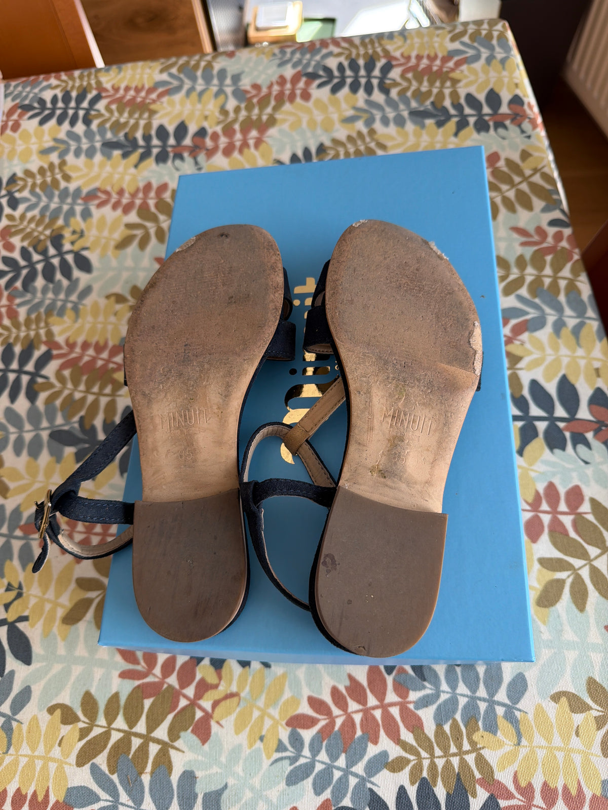 Sandales plates bleu marine style daim