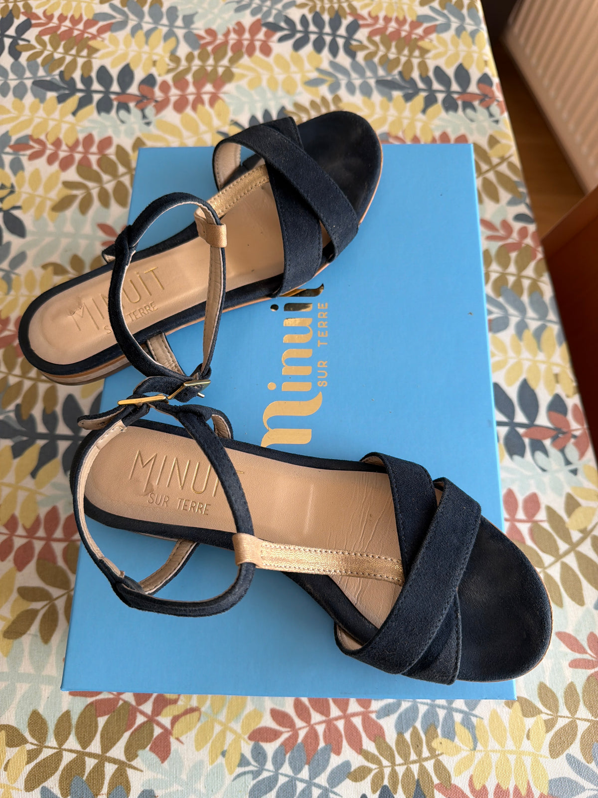 Sandales plates bleu marine style daim