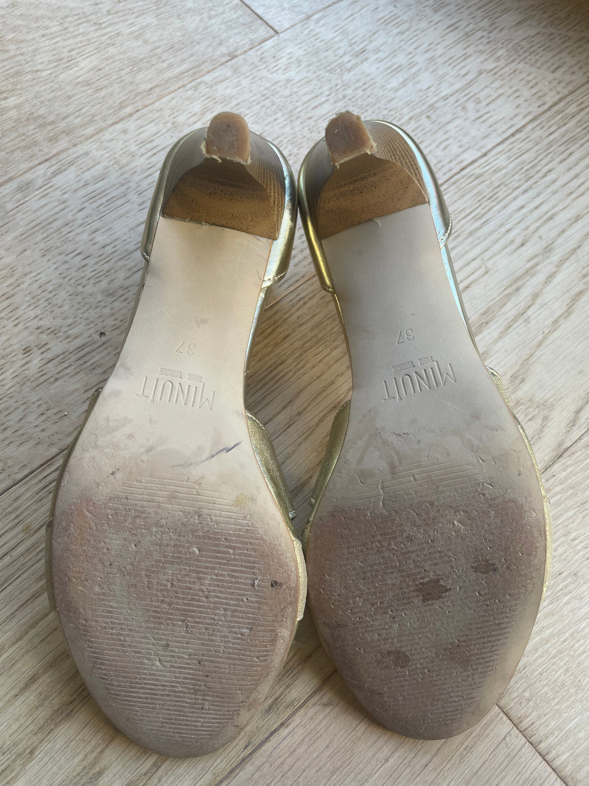 Belles Chaussures à talon dorées