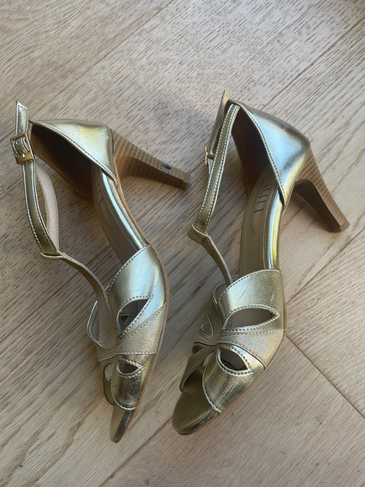 Belles Chaussures à talon dorées