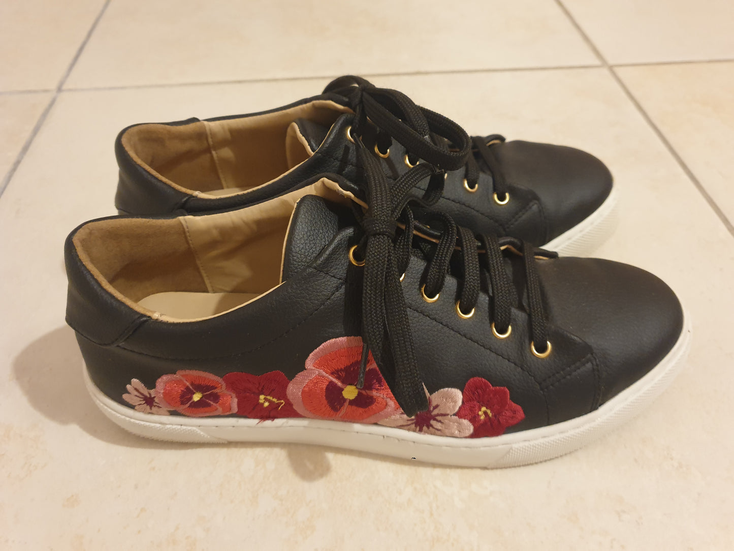 Baskets Virevolte noires avec fleurs rouges