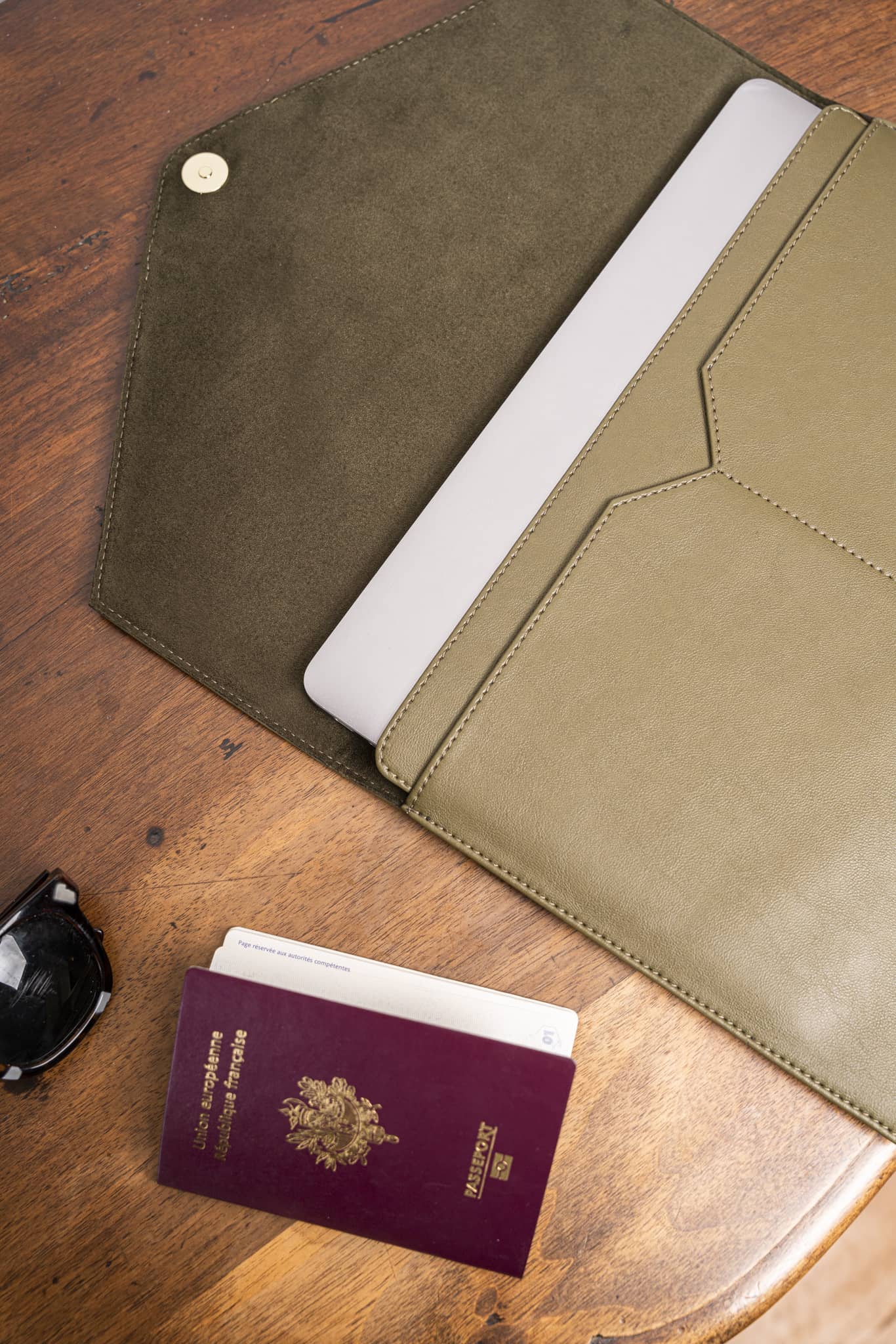 Pochettes d'ordinateur vert kaki 13 pouces écologiques recyclées vegan Simone Minuit sur Terre