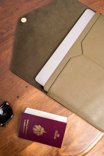 Pochettes d'ordinateur vert kaki 13 pouces écologiques recyclées vegan Simone Minuit sur Terre