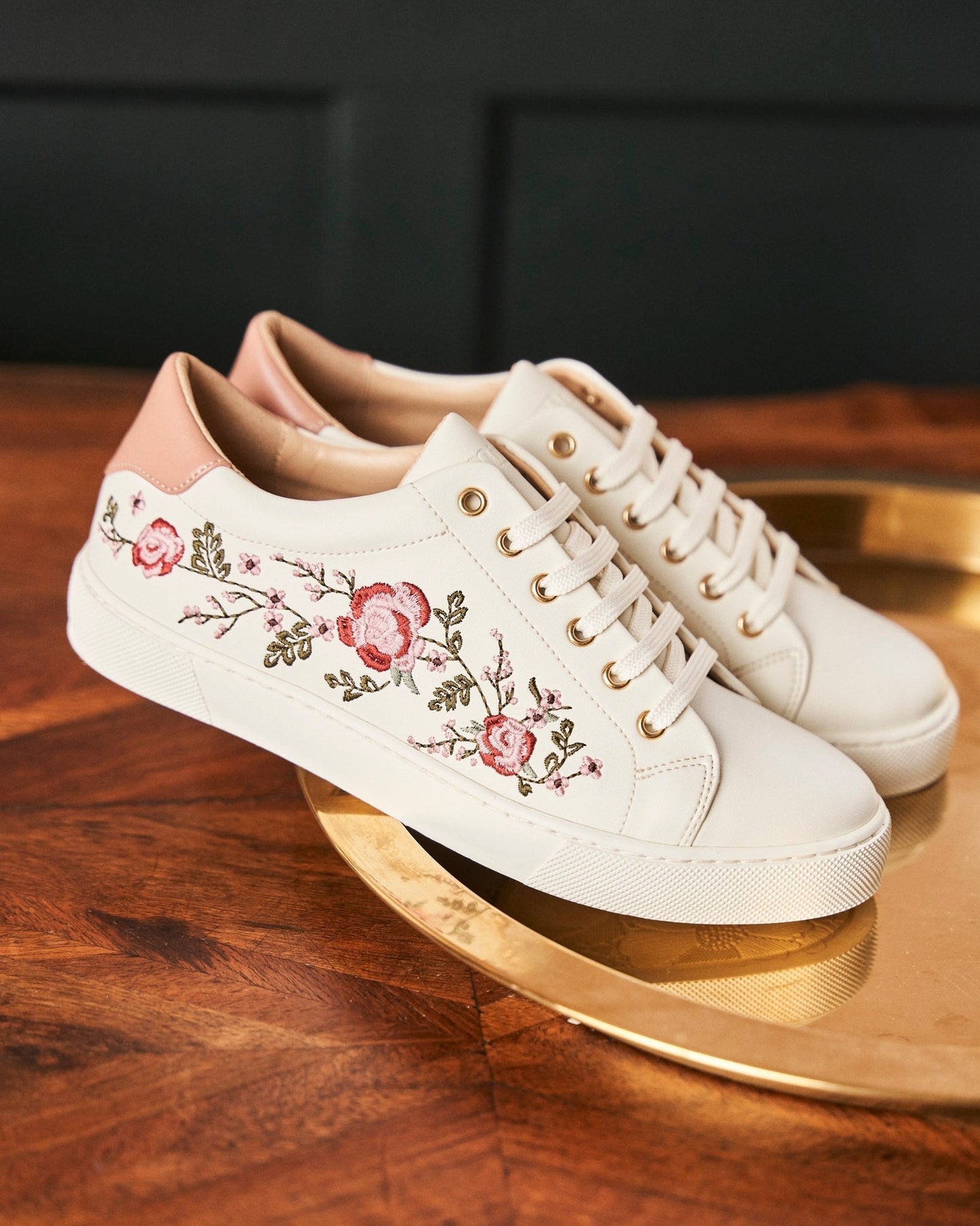 Roses twirl