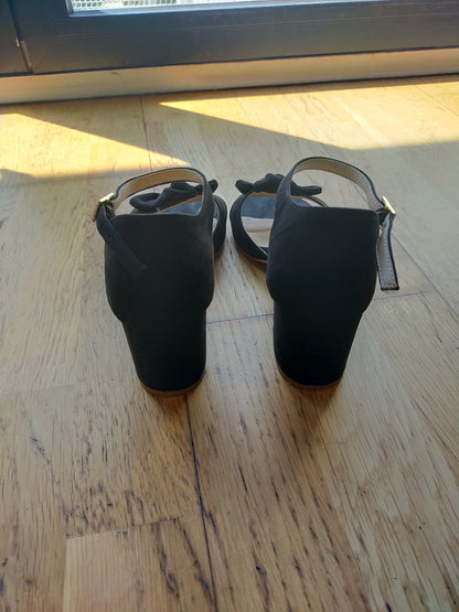 Sandales à talon noir