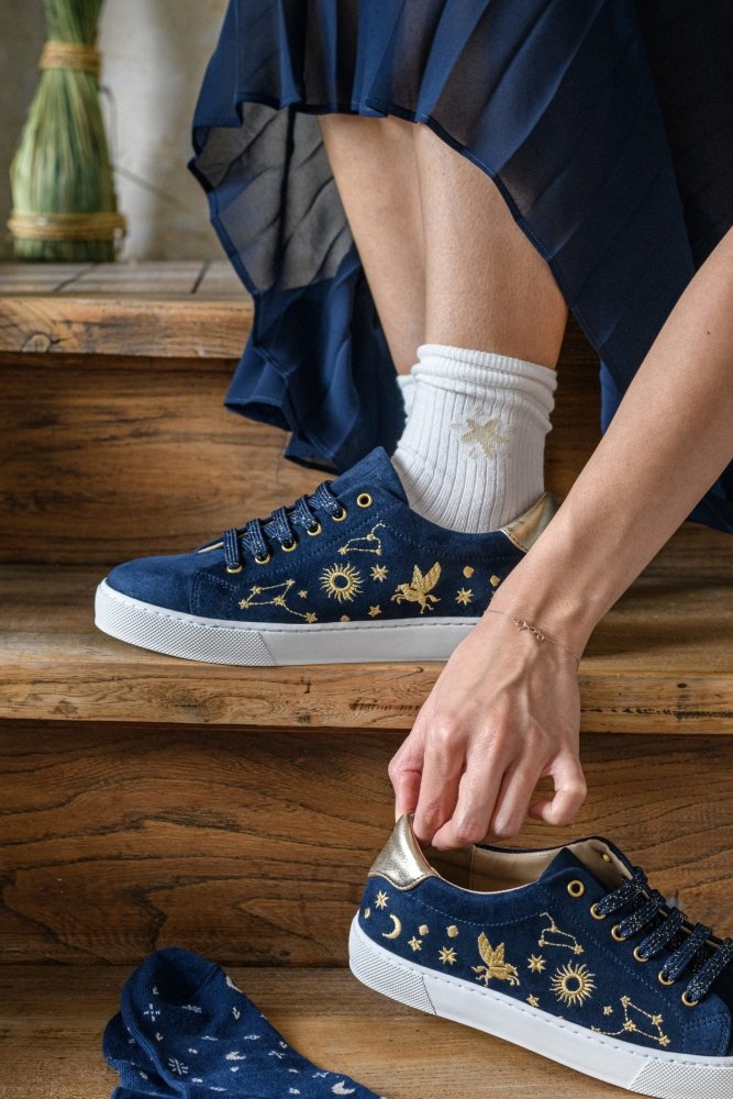 Collab Astro avec REV Society baskets brodées astro Minuit sur Terre et chaussettes recyclées et écologiques