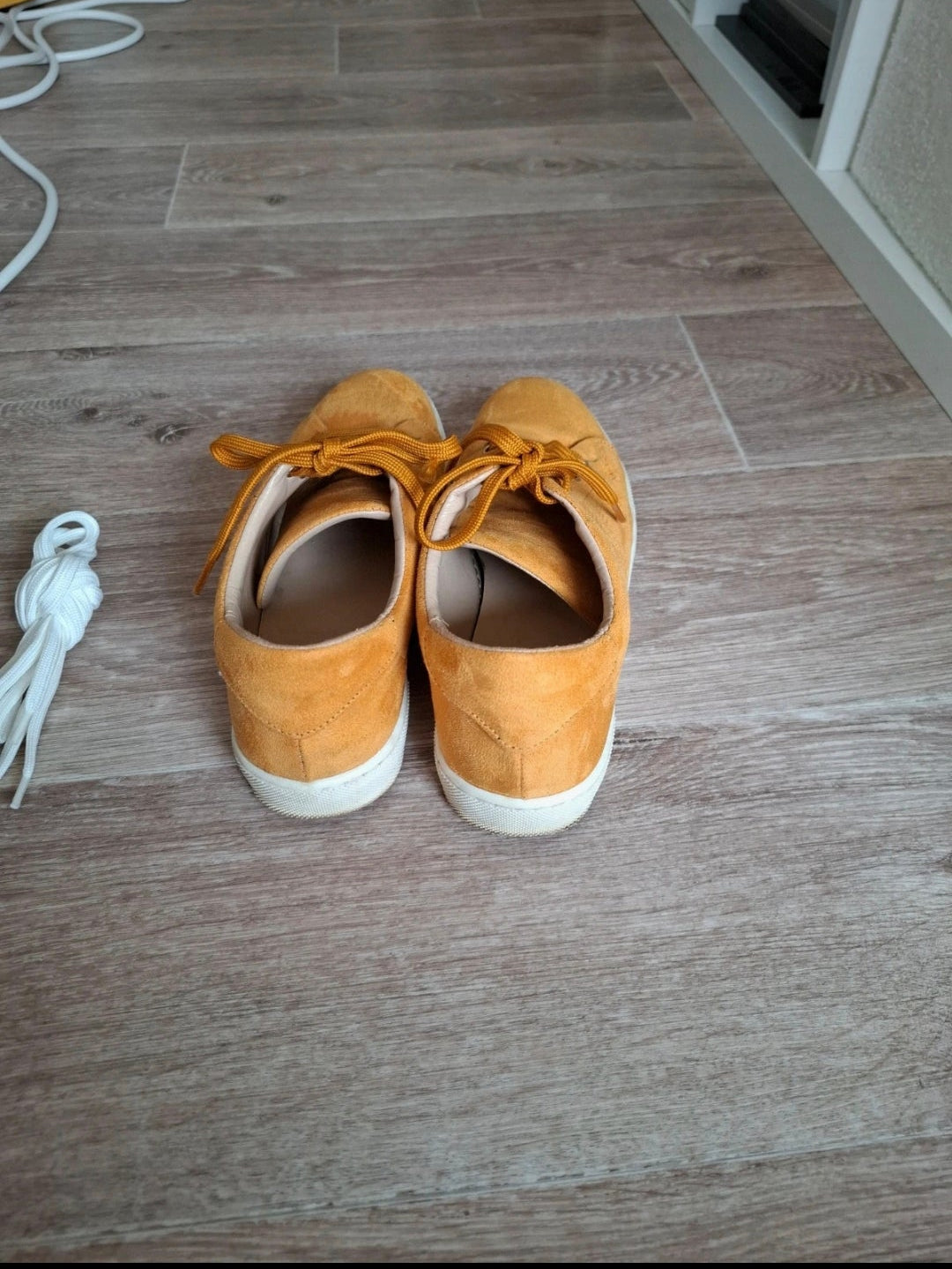 Virevolte jaune moutarde