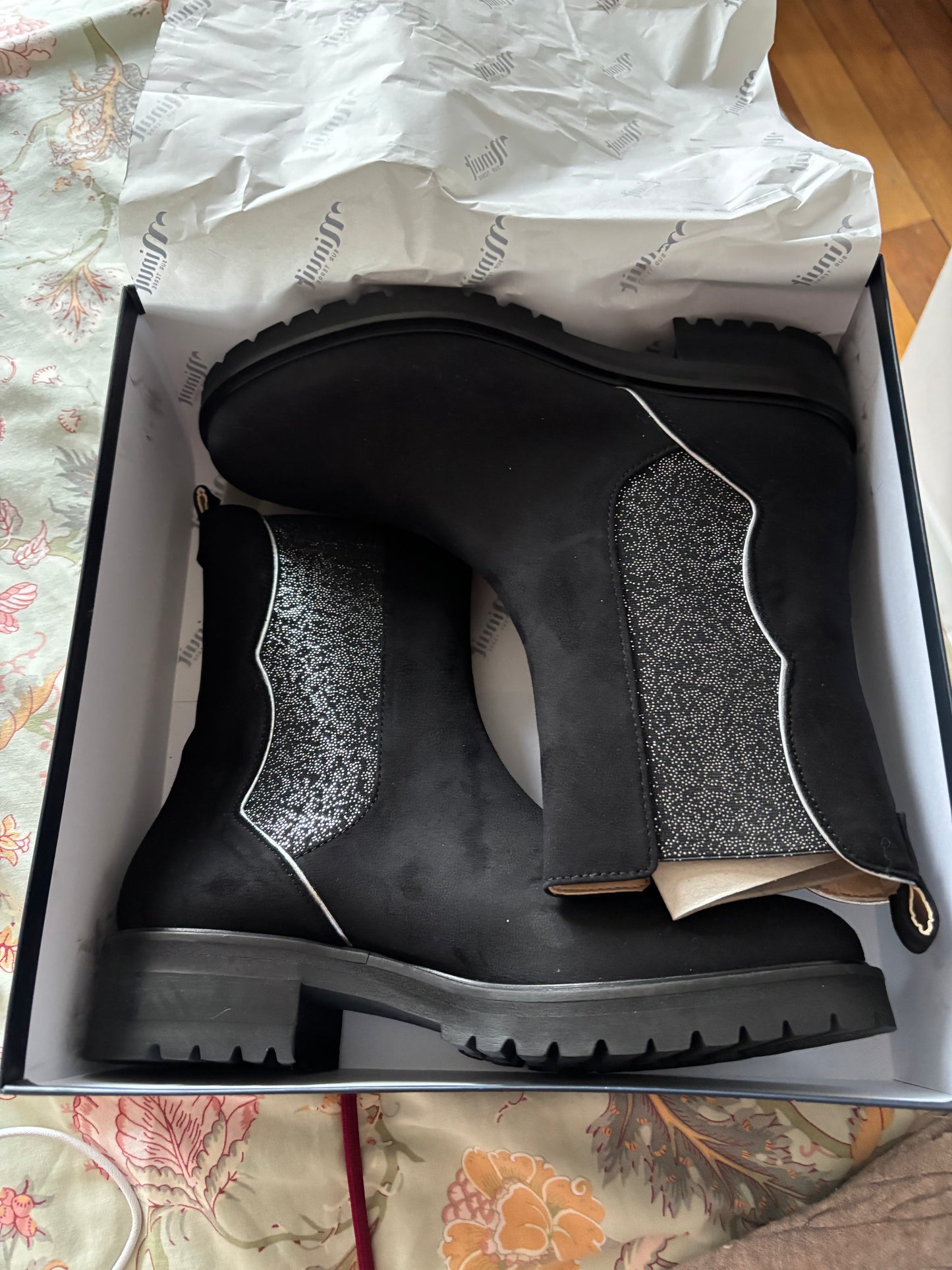 Fugitive black 40 new