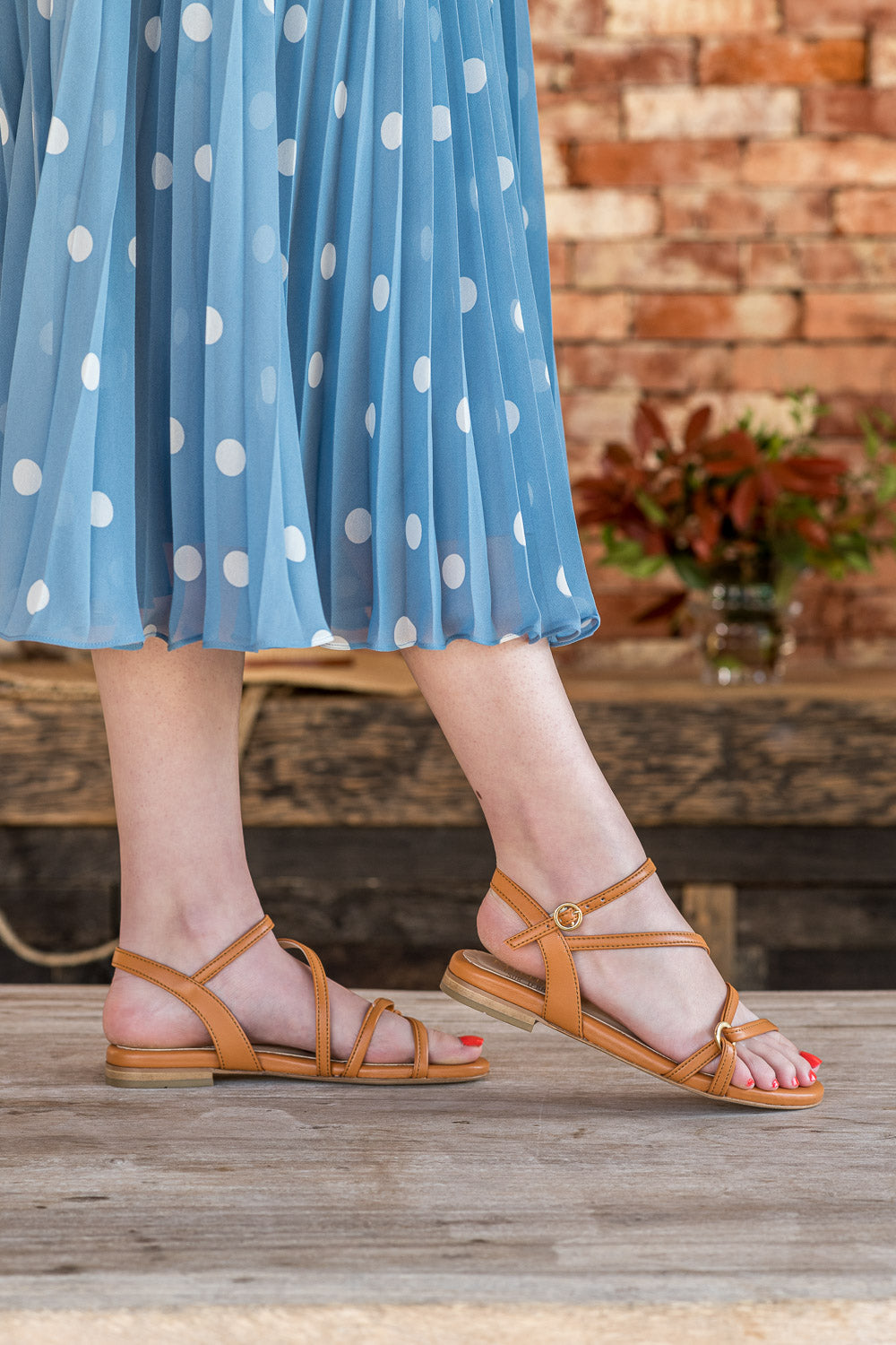 Sandales plates marrons camel femme Canistrelli Minuit sur Terre