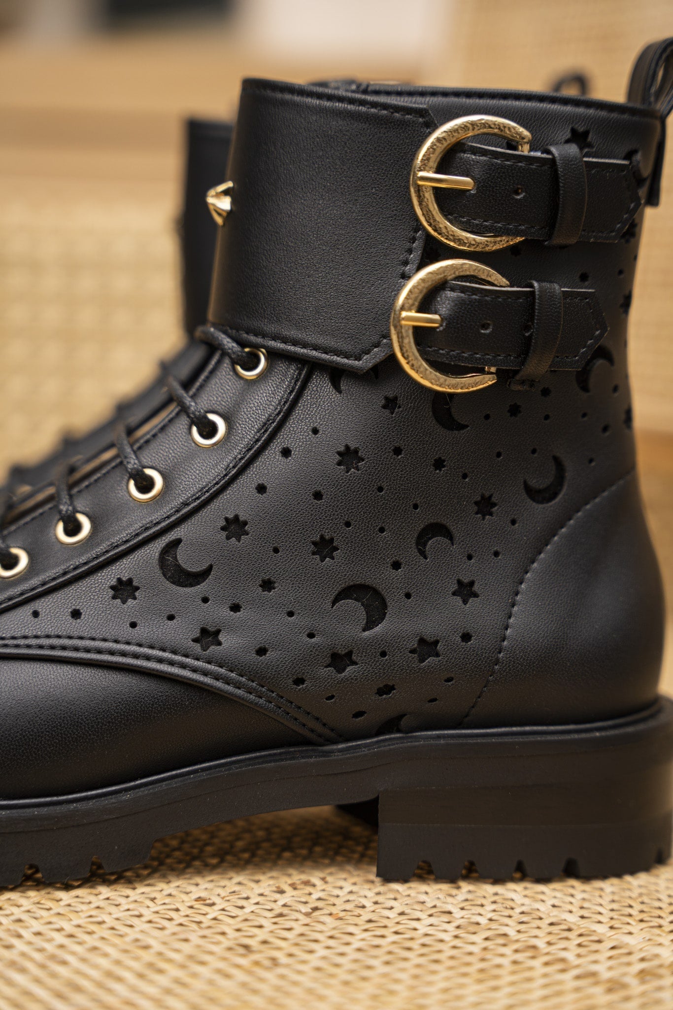 Bottines à lacets vegan noires perforées femme écoresponsables recyclées Bastide Minuit sur Terre