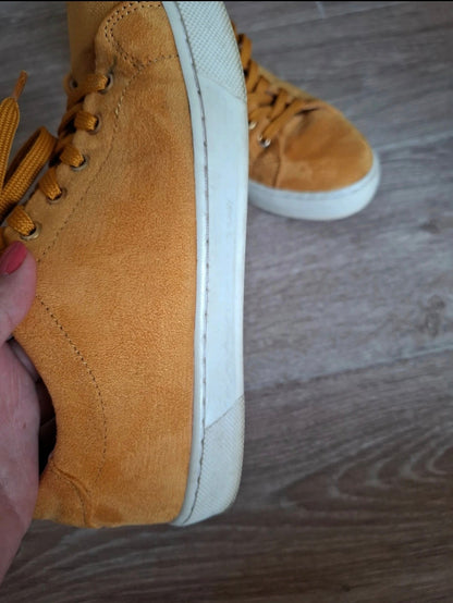 Virevolte jaune moutarde