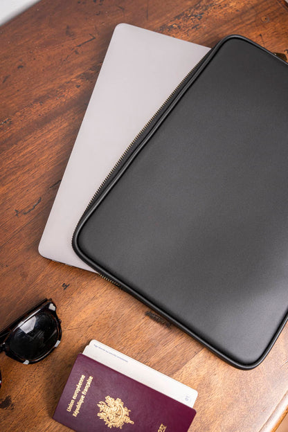 Pochette d'ordinateur noir 13 pouces écoresponsable vegan recyclée Rosa Minuit sur Terre