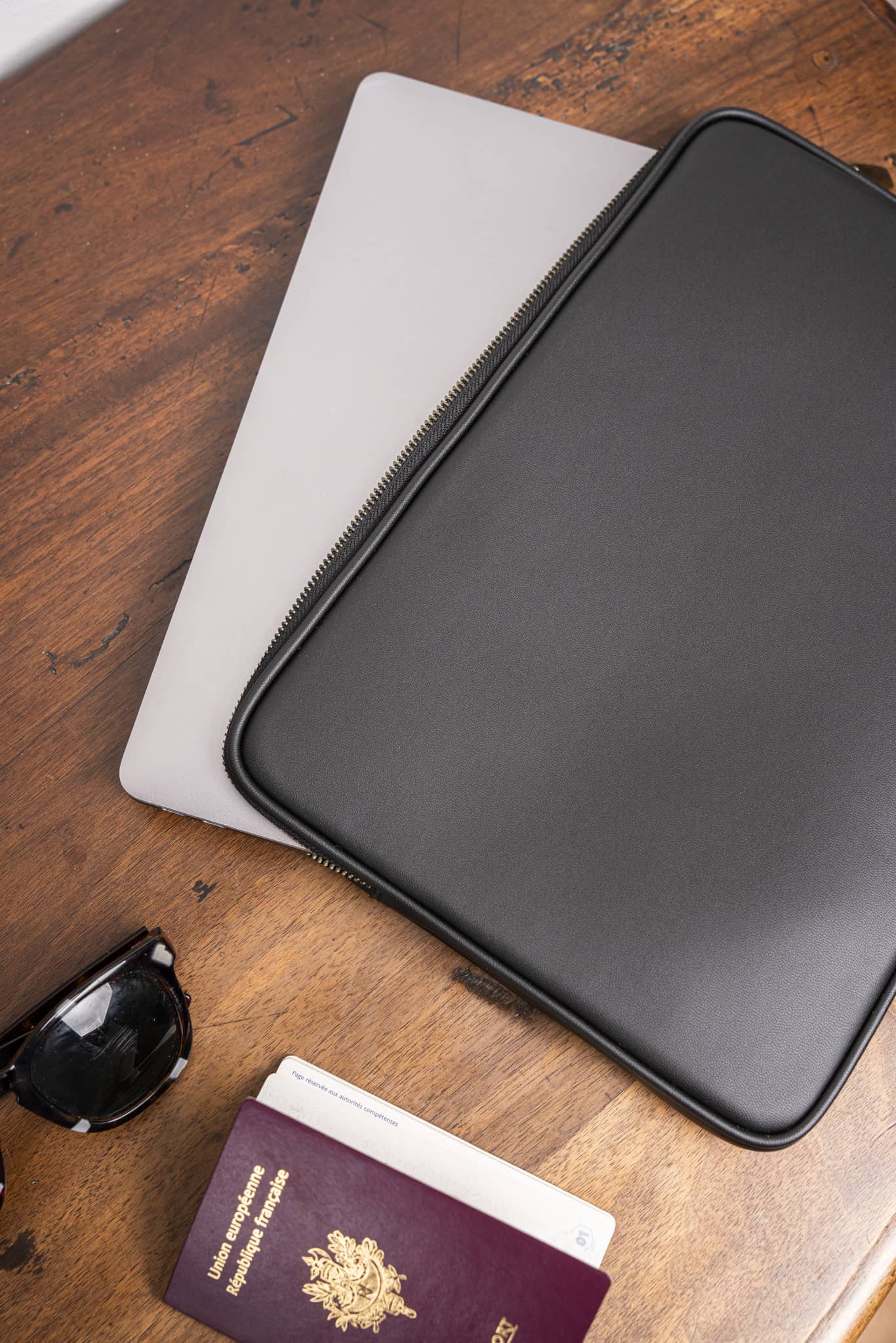 Pochette d'ordinateur noir 13 pouces écoresponsable vegan recyclée Rosa Minuit sur Terre