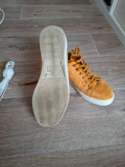 Virevolte jaune moutarde