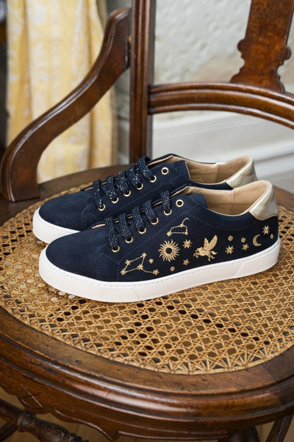 Collab Astro avec REV Society baskets brodées astro Minuit sur Terre et chaussettes recyclées et écologiques