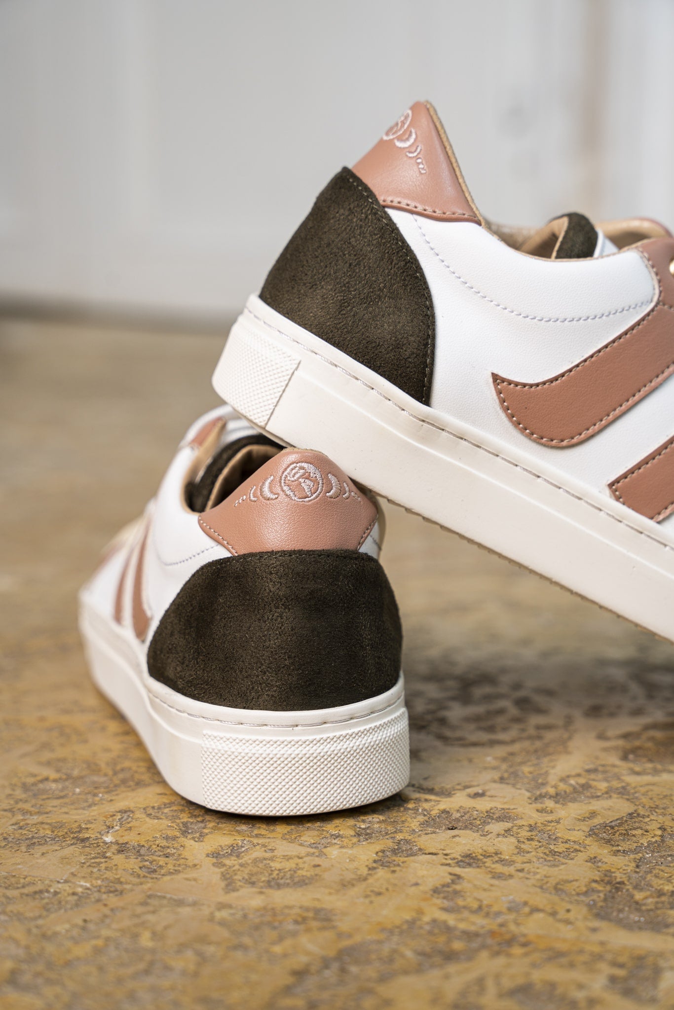 Baskets vegan écologiques recyclées pour femme Empreinte Magnolia Minuit sur Terre
