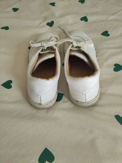 White twirls