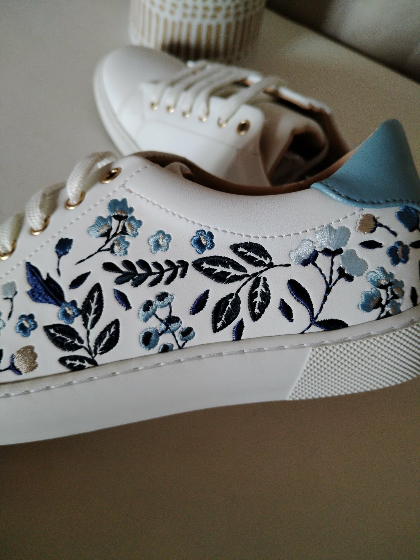 Virevolte envolée bleue