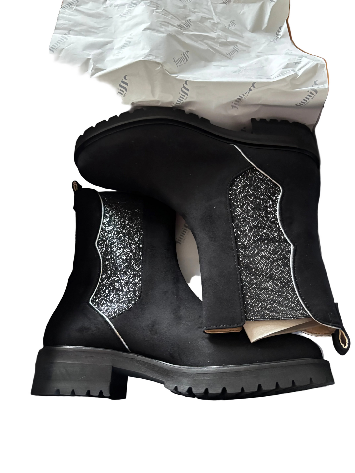 Fugitive black 40 new