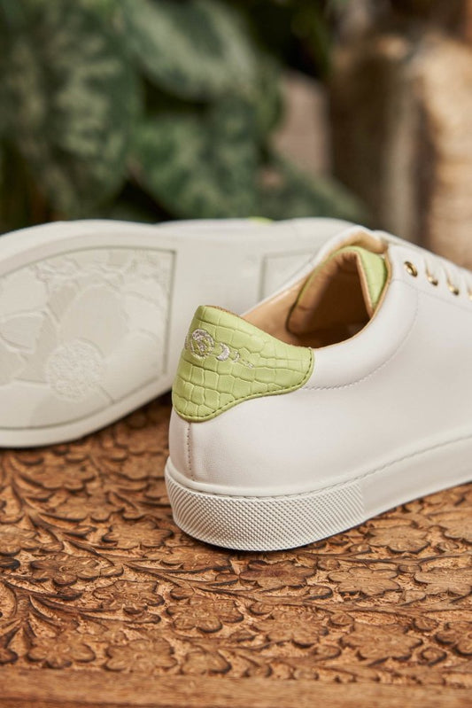 Baskets blanches et vertes imitation crocodile pour femme Virevolte vegan écologiques recyclées Minuit sur Terre