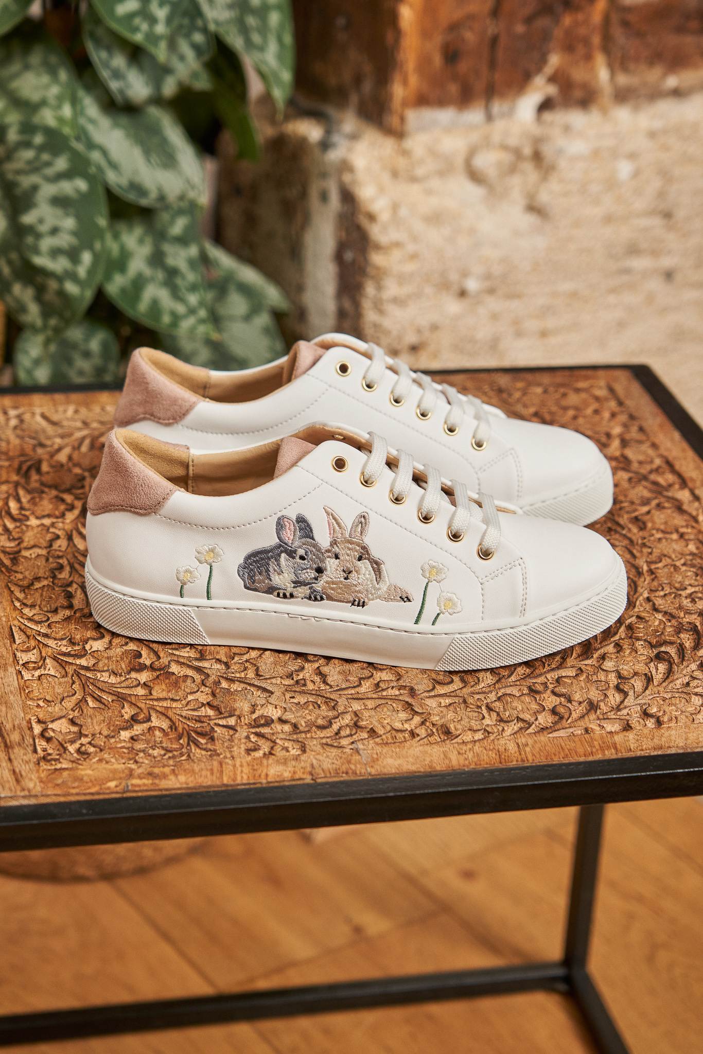 Baskets blanches brodées lapins PETA France pour femme Virevolte vegan écologiques recyclées Minuit sur Terre