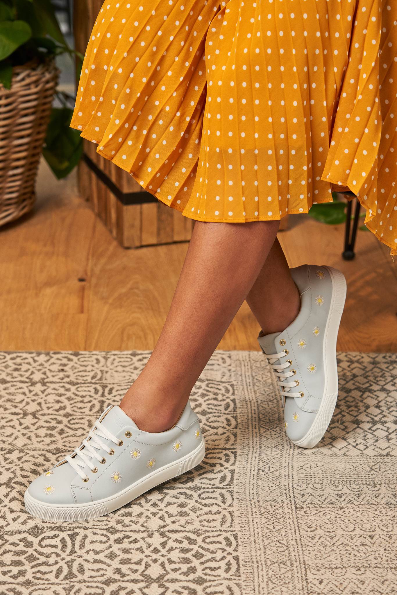 Baskets bleues ciel brodées marguerites pour femme vegan écologiques recyclées Minuit sur Terre