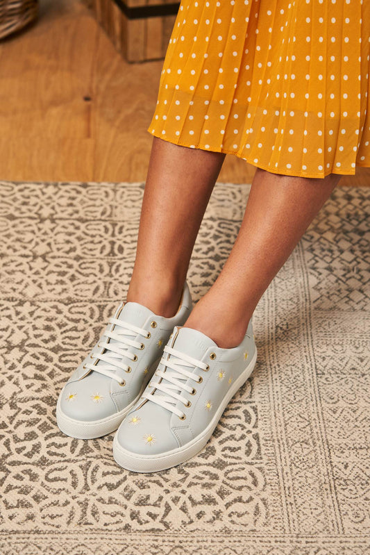 Baskets bleues ciel brodées marguerites pour femme vegan écologiques recyclées Minuit sur Terre