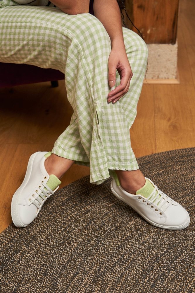 Baskets blanches et vertes imitation crocodile pour femme Virevolte vegan écologiques recyclées Minuit sur Terre