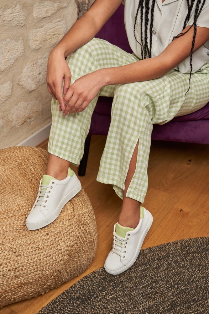 Baskets blanches et vertes imitation crocodile pour femme Virevolte vegan écologiques recyclées Minuit sur Terre