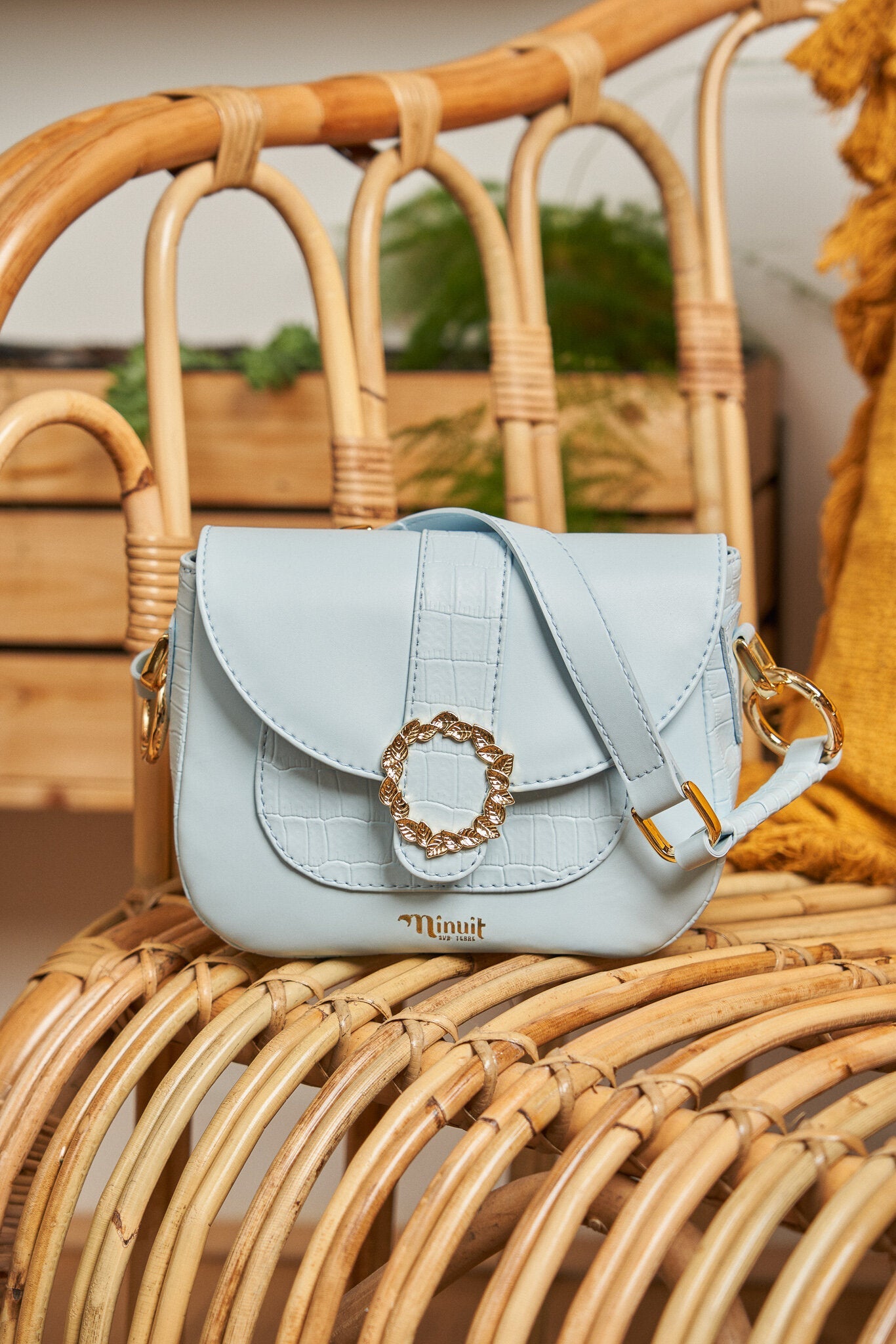 Sac à main bleu ciel imitation crocodile pour femme écoresponsable recyclé femme Mira Minuit sur Terre