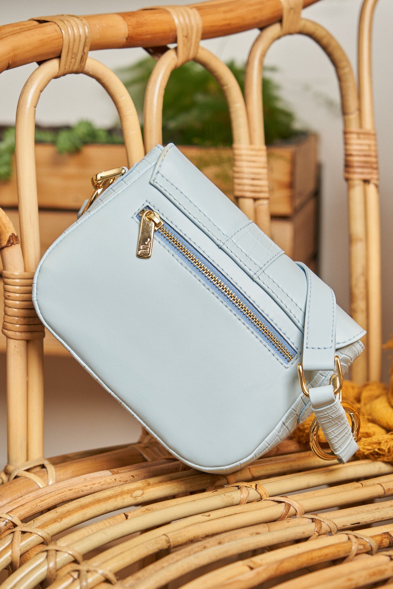Sac à main bleu ciel imitation crocodile pour femme écoresponsable recyclé femme Mira Minuit sur Terre