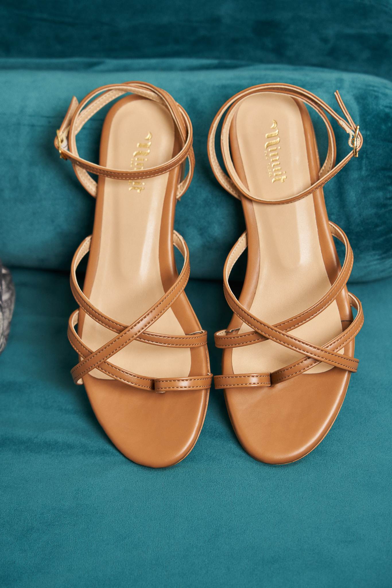 Sandales plates marrons camel pour femme écologiques vegan recyclées Orée Minuit sur Terre