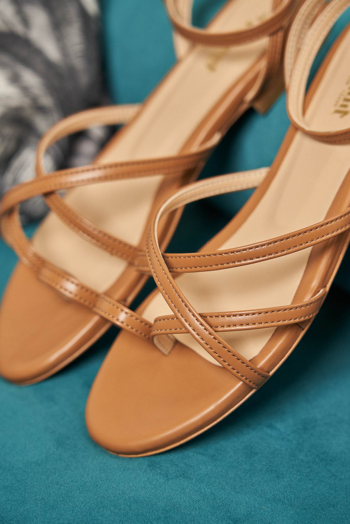 Sandales plates marrons camel pour femme écologiques vegan recyclées Orée Minuit sur Terre