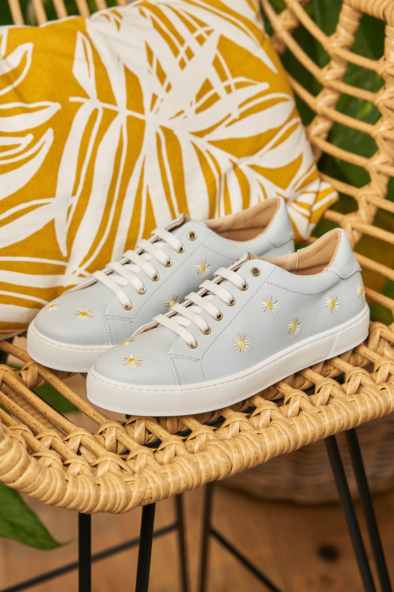 Baskets bleues ciel brodées marguerites pour femme vegan écologiques recyclées Minuit sur Terre